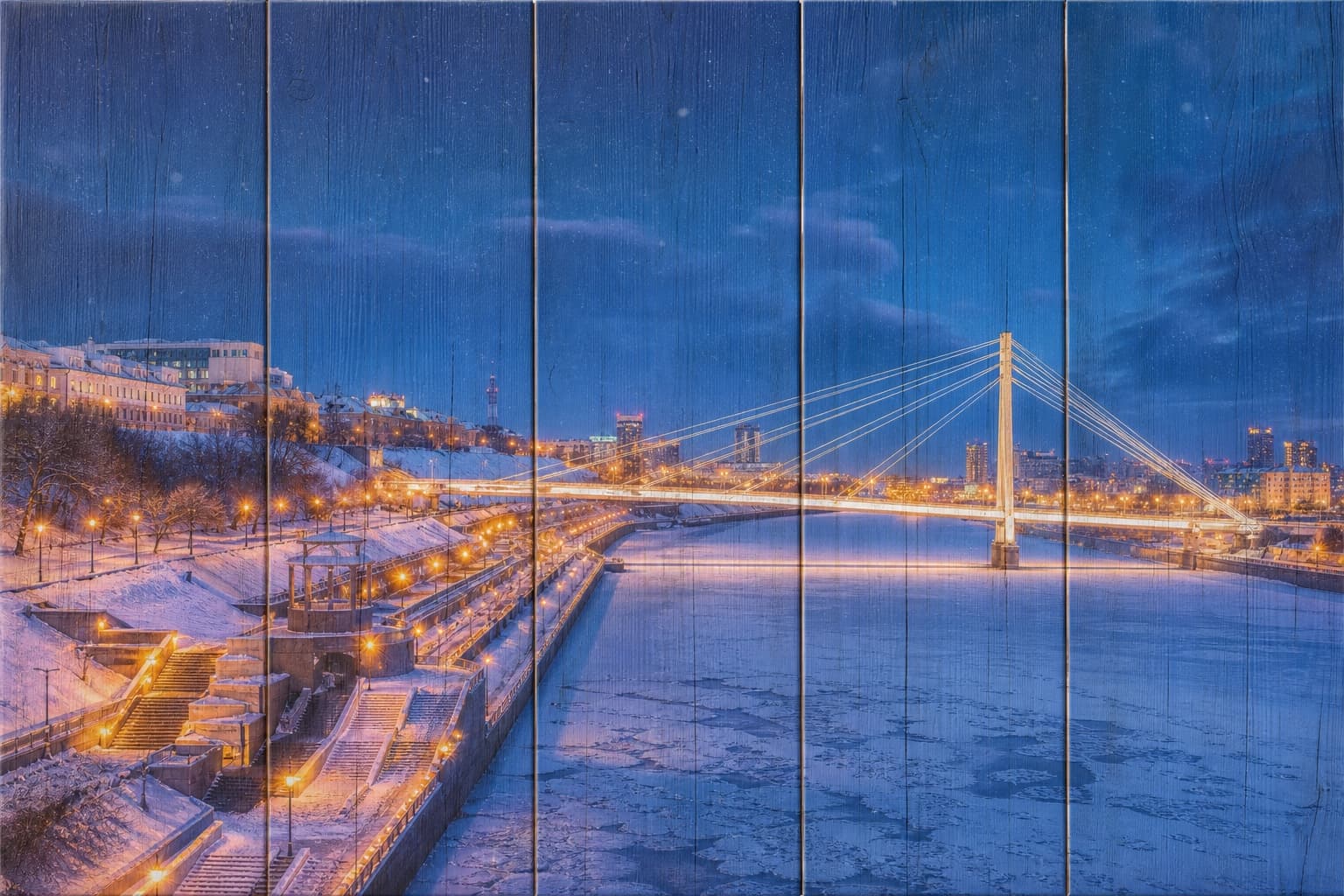 Зимняя Тюмень, замёрзшая Тура, набережная и Мост Влюблённых на вертикальных досках