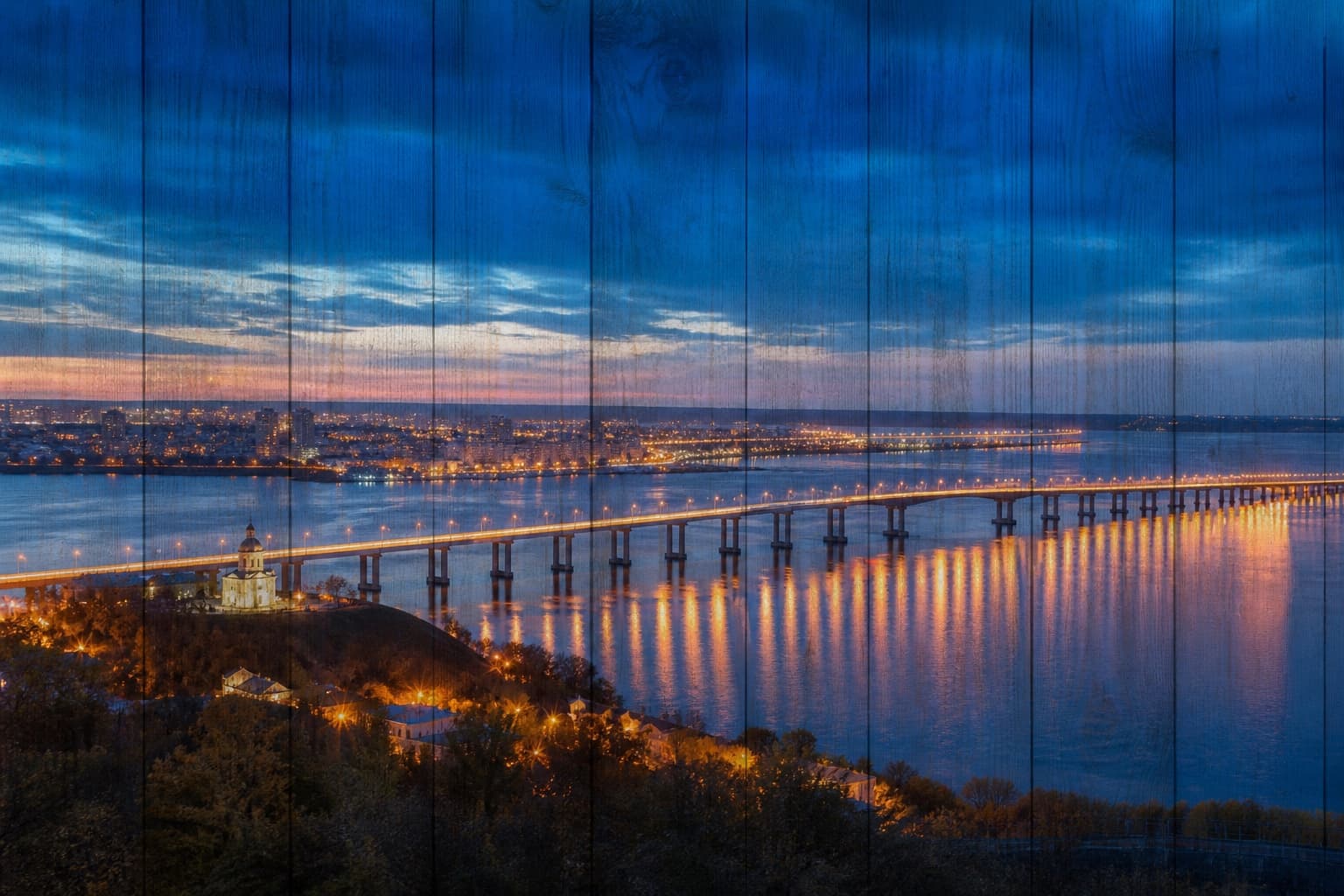 Вечерний Ульяновск и мосты через Волгу на вертикальных досках