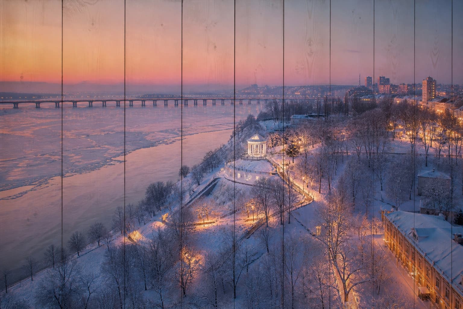 Зимний Ульяновск, Венец и замёрзшая Волга на вертикальных досках