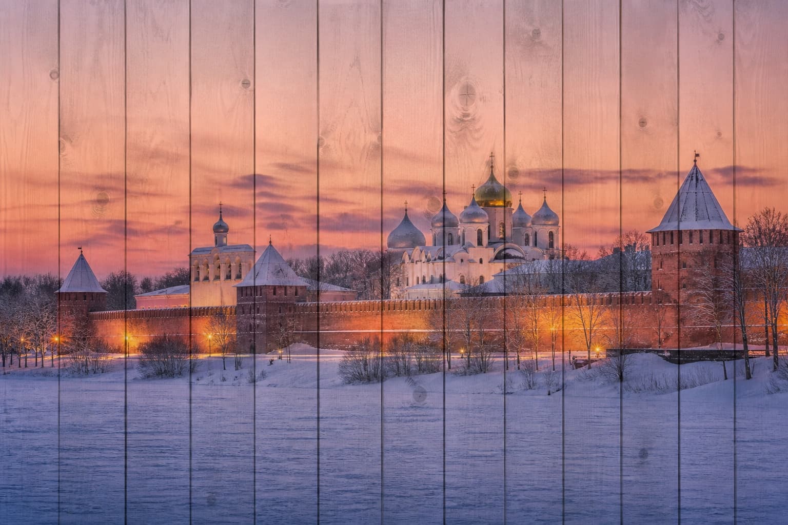 Зимний Великий Новгород и кремль за замёрзшим Волховом на вертикальных досках