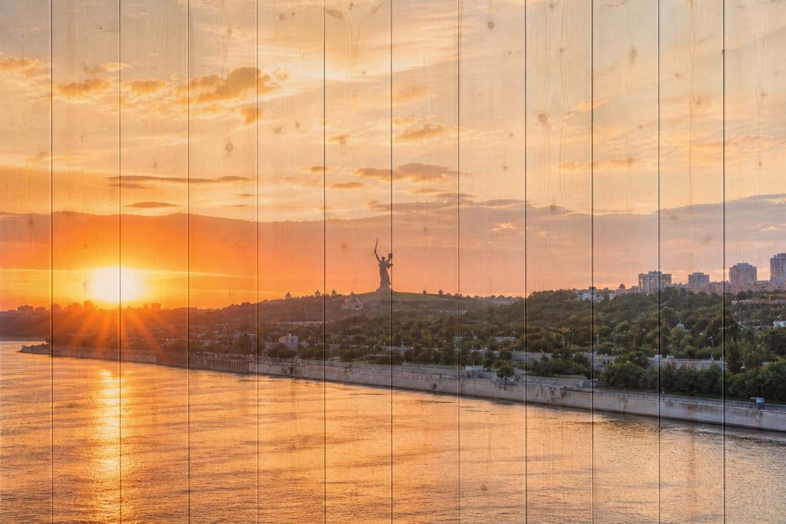 Рассвет над Волгой, Волгоградом и Мамаевым курганом на вертикальных досках