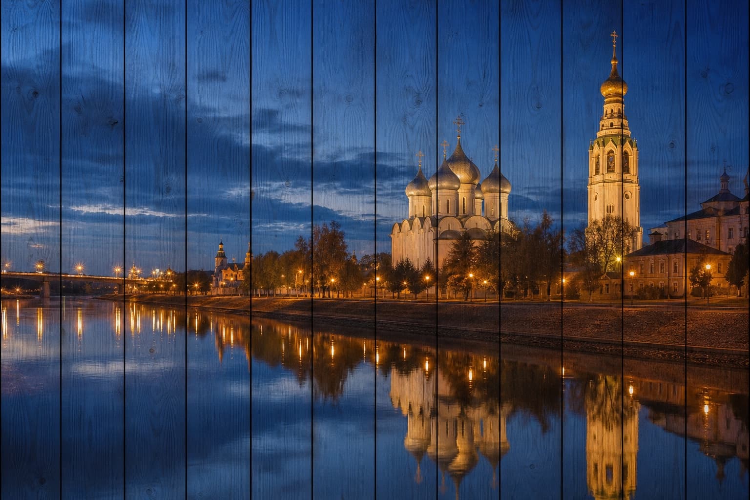 Вечерняя Вологда, Софийский собор и отражения в реке на вертикальных досках