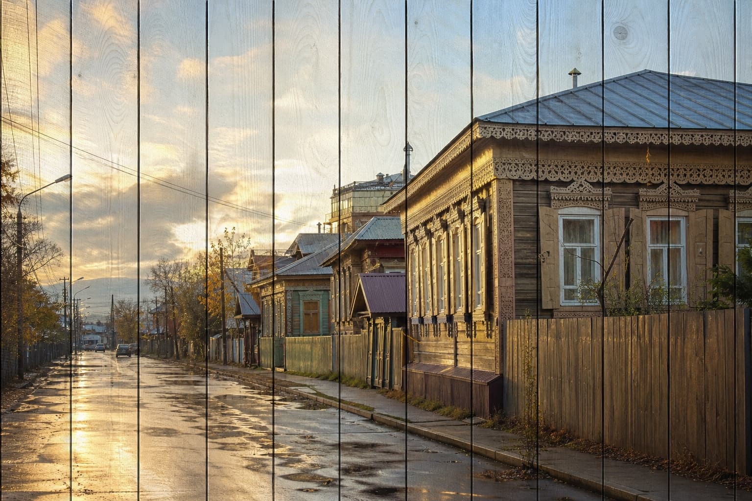 Старинные деревянные дома Якутска после дождя на вертикальных досках