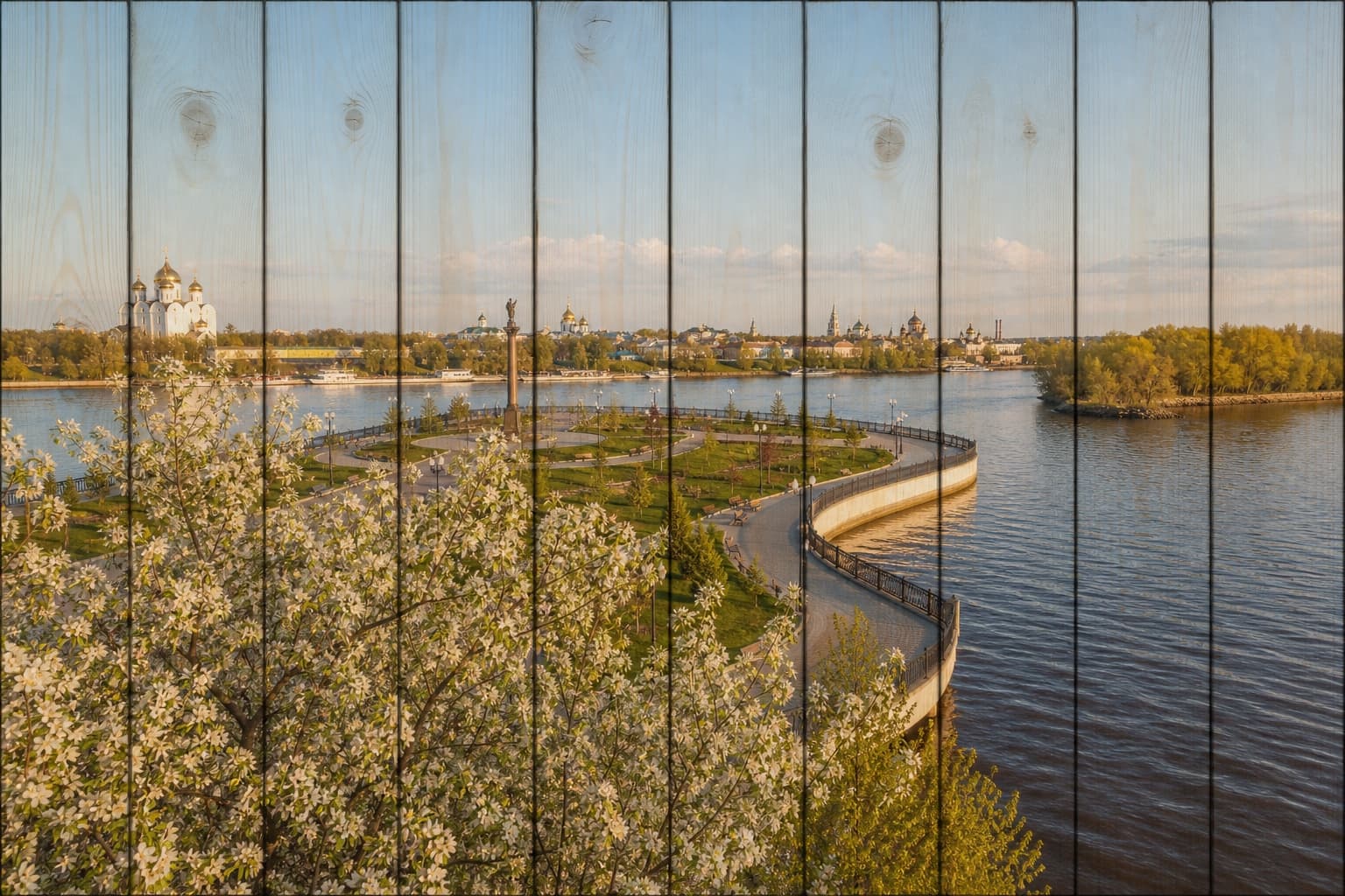Весеннее цветение на Стрелке в Ярославле на вертикальных досках