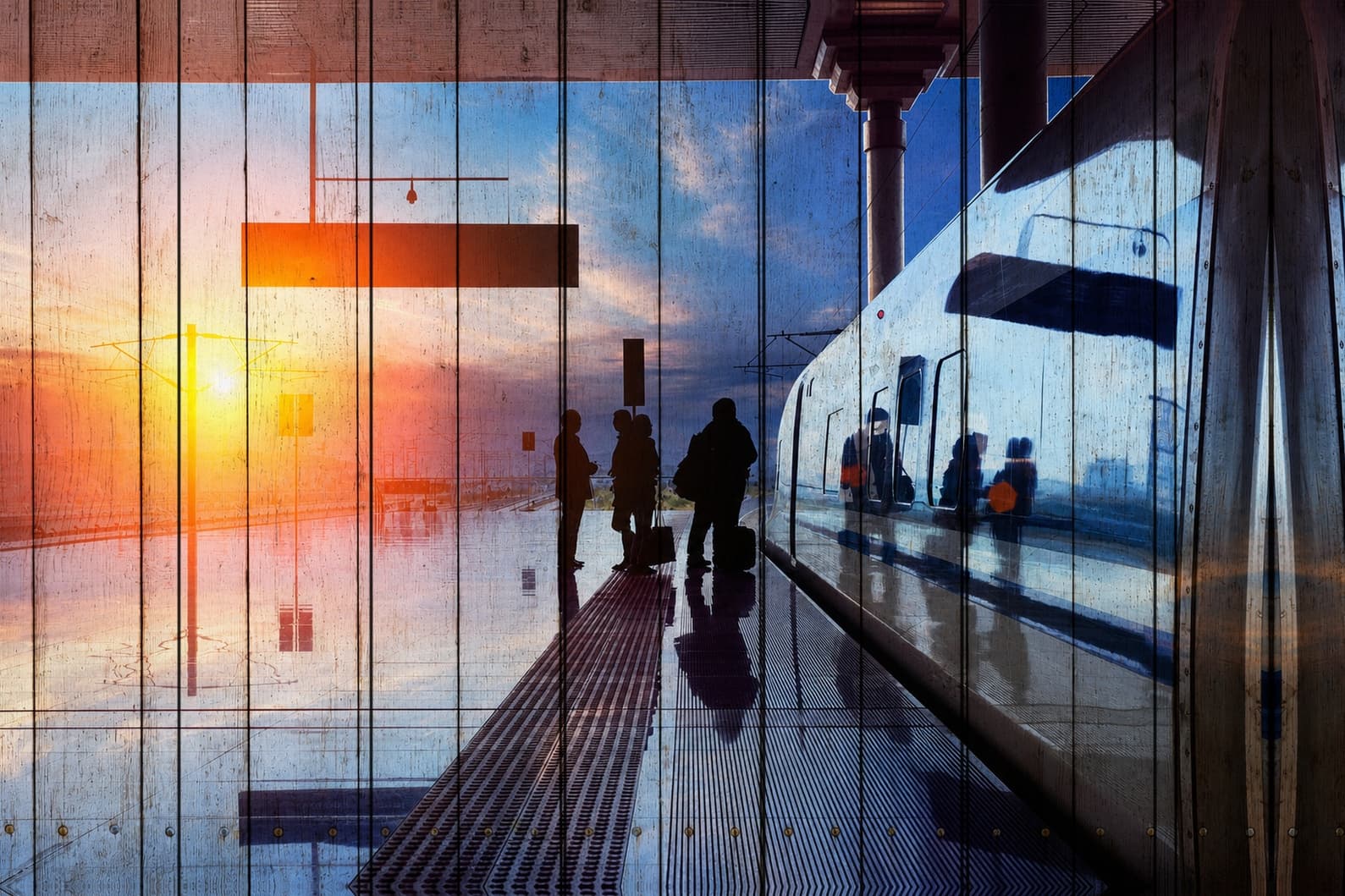 Пассажиры на платформе на закате