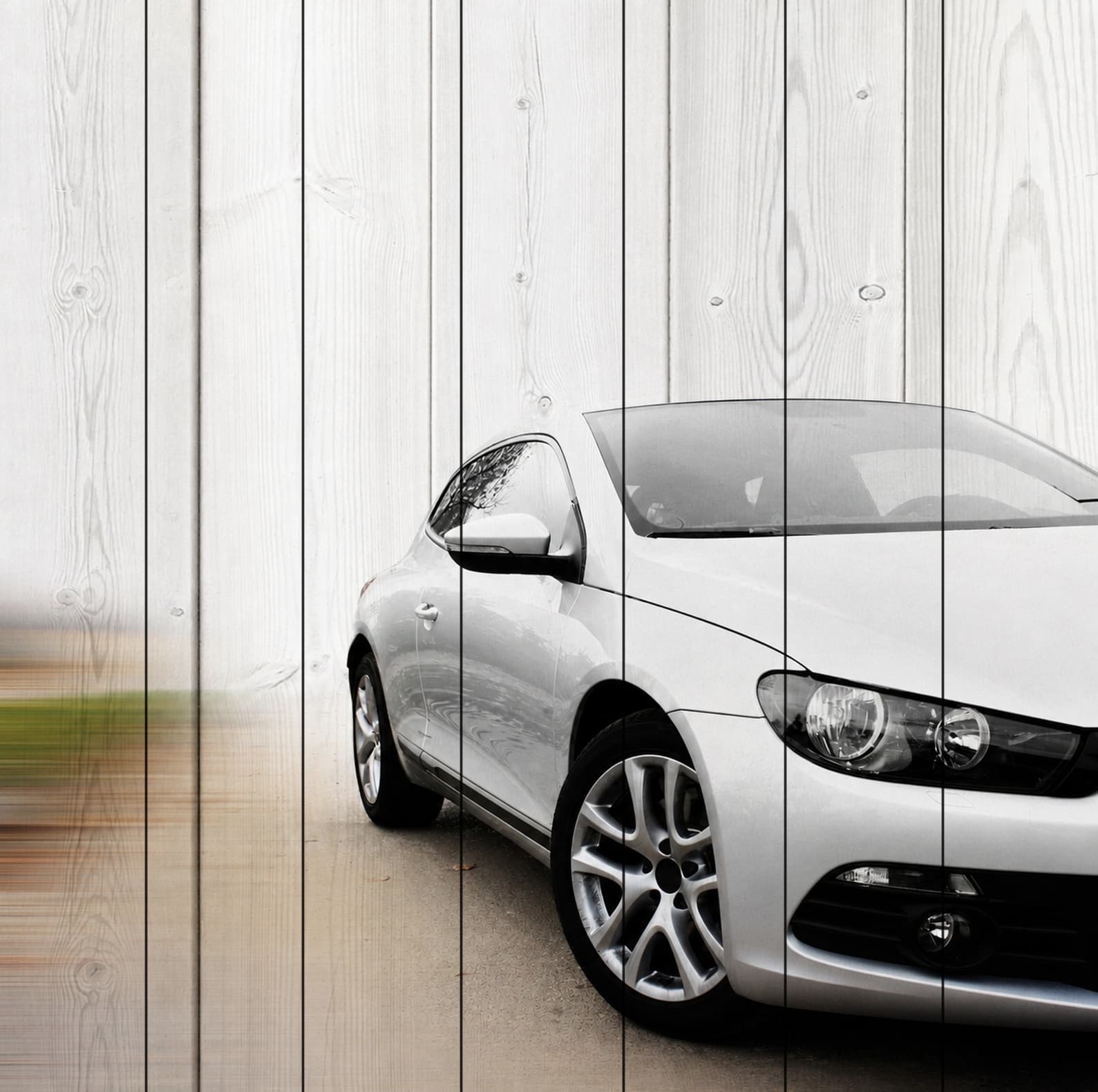 Светлый хэтчбек в профиль