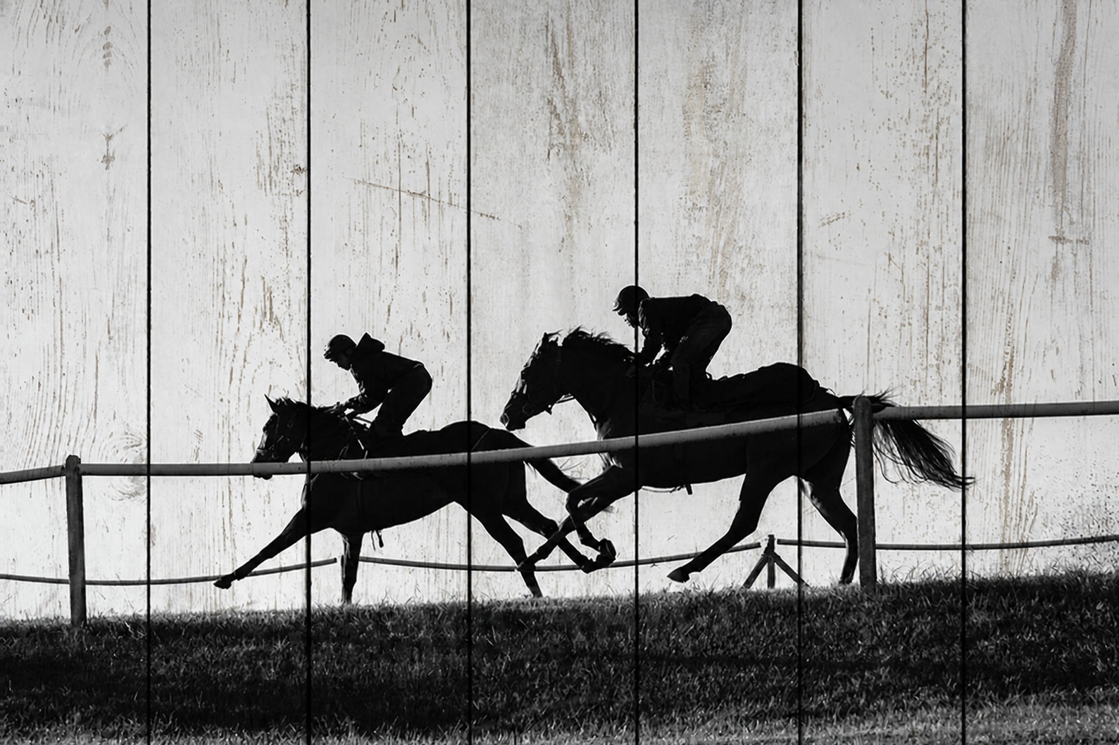 Скачущие жокеи на лошадях